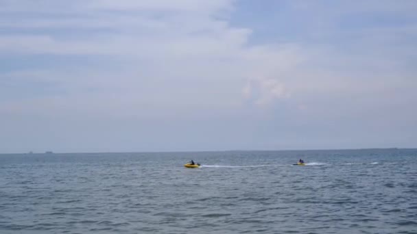 Los Turistas Montan Motos Acuáticas Surfean Las Olas Del Océano — Vídeo de stock