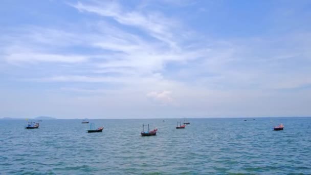 海の青空の真ん中に浮かぶ船と 魚を釣るために海に立ち往生する人々によって使用される多くの雲 海辺貿易事業である — ストック動画