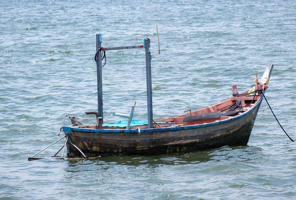 Barcos Pesca Costumavam Pescar Localizado Água Mar Com Ligeiras Ondas — Fotografia de Stock
