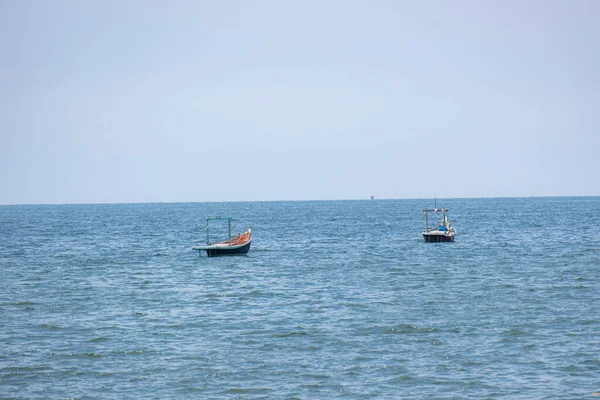Рыбацкие Лодки Ловили Рыбу Лодки Морской Воде Небольшими Волнами Искал — стоковое фото