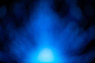 Göz kamaştırıcı fotoğraflardan ışık, LED lambalardan ışık ve farklı renkli monitörlerden. Ana arkaplan renkleri siyah, mavi, kırmızı, mor ve beyazdır.