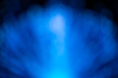 Göz kamaştırıcı fotoğraflardan ışık, LED lambalardan ışık ve farklı renkli monitörlerden. Ana arkaplan renkleri siyah, mavi, kırmızı, mor ve beyazdır.