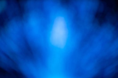 Göz kamaştırıcı fotoğraflardan ışık, LED lambalardan ışık ve farklı renkli monitörlerden. Ana arkaplan renkleri siyah, mavi, kırmızı, mor ve beyazdır.