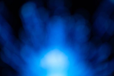 Göz kamaştırıcı fotoğraflardan ışık, LED lambalardan ışık ve farklı renkli monitörlerden. Ana arkaplan renkleri siyah, mavi, kırmızı, mor ve beyazdır.