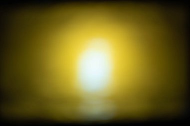 Göz kamaştırıcı fotoğraflardan ışık, LED lambalardan ışık ve farklı renkli monitörlerden. Ana arkaplan renkleri siyah, mavi, kırmızı, mor ve beyazdır.