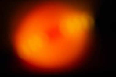 Göz kamaştırıcı fotoğraflardan ışık, LED lambalardan ışık ve farklı renkli monitörlerden. Ana arkaplan renkleri siyah, mavi, kırmızı, mor ve beyazdır.