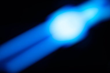 Göz kamaştırıcı fotoğraflardan ışık, LED lambalardan ışık ve farklı renkli monitörlerden. Ana arkaplan renkleri siyah, mavi, kırmızı, mor ve beyazdır.