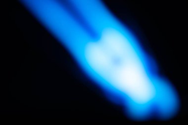 Göz kamaştırıcı fotoğraflardan ışık, LED lambalardan ışık ve farklı renkli monitörlerden. Ana arkaplan renkleri siyah, mavi, kırmızı, mor ve beyazdır.