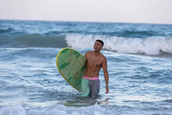 Hombre Playa Con Tabla Surf — Foto de Stock