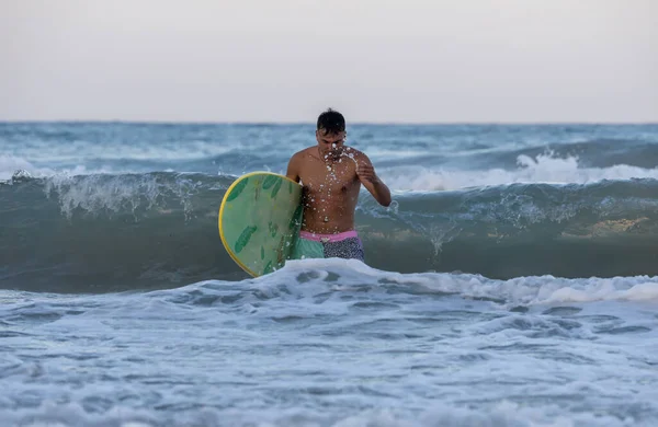 Hombre Playa Con Tabla Surf — Foto de Stock