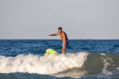 Dalgada sörf yapan adam