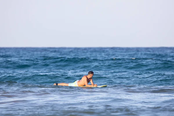 Man Liggande Surfingbrädan Havet — Stockfoto