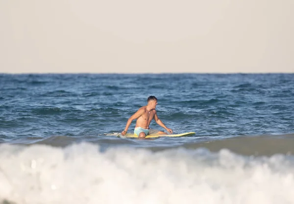 Man Sitter Surfingbrädan — Stockfoto