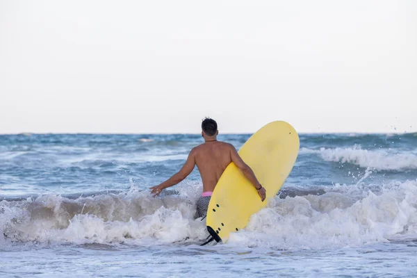 Surfare Med Surfingbrädan Havet — Stockfoto