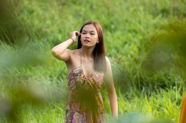 Güzel Asyalı model sahada