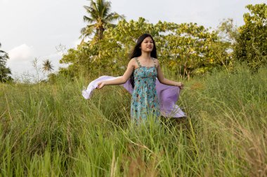 Doğada esmer bir kız Pashmina giyiyor