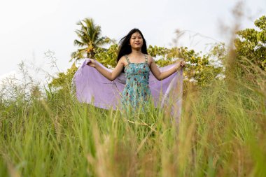 Doğada esmer bir kız Pashmina giyiyor