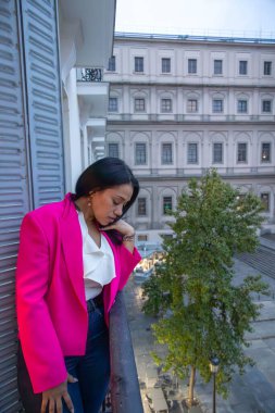 Bir balkonda pembeli bir kuş.