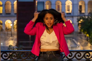 Korkmuş kız saçını çekiyor.