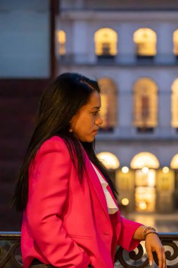 Balkondaki esmer kız.