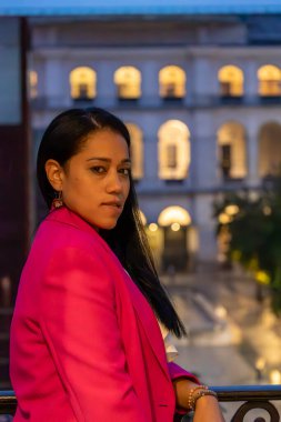 Balkondaki esmer kız.