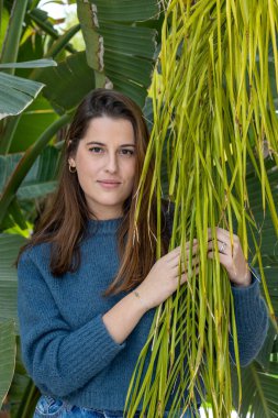 güzel genç kız kameraya poz