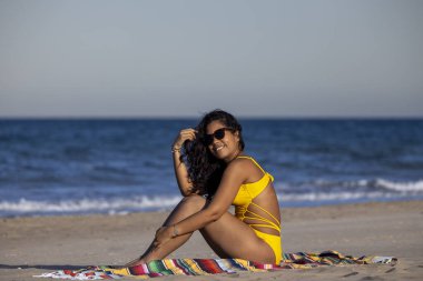 Plajda sarı mayo giyen kız portresi