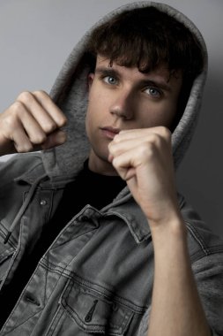 Stüdyoda ceketli genç adamın beyaz arka plan portresi. 