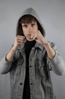 Stüdyoda ceketli genç adamın beyaz arka plan portresi. 