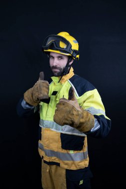 Üniformalı itfaiyeci fotoğrafta iyi bir jest yapıyor.