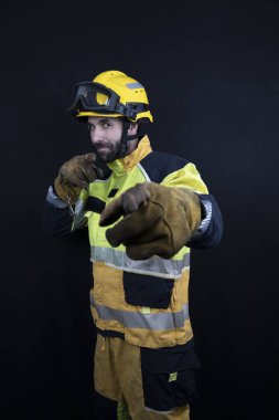 Üniformalı itfaiyeci fotoğrafta kameraya bakıyor.