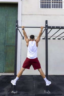 Arkadan barfiks çeken adam.