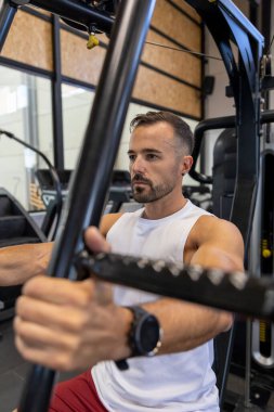 Beden eğitimi sandığında bir adam var.