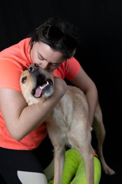 Köpek bir fotoğraf stüdyosunda sahibiyle oynuyor.