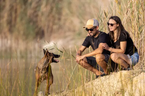 Kırsalda köpeği olan mutlu bir çift.