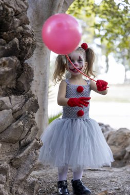 Cadılar Bayramı için ormanda giyinmiş küçük bir kız.