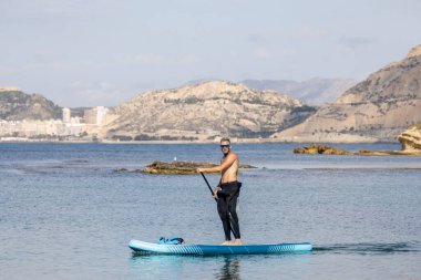 Tişörtsüz, dövmeli, dalgıç kıyafeti giyen adam..