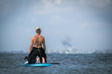 Adam köpekle sörf yapıyor..