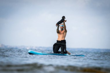 Denizde köpeği tutan adam..