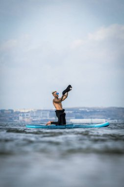 Denizde köpeği tutan adam..