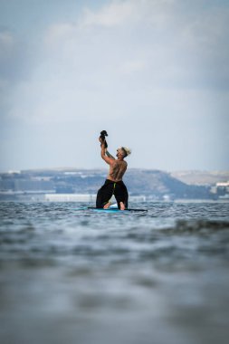 Denizde köpeği tutan adam..