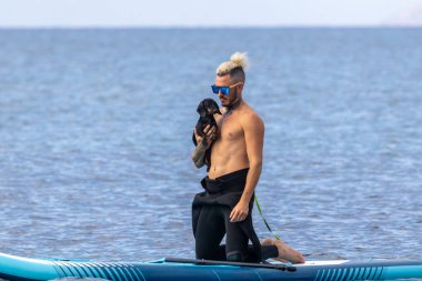 Denizde köpeği tutan adam..