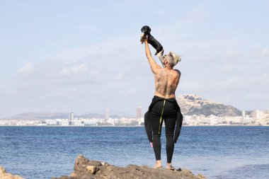 Havada köpek tutan adam.