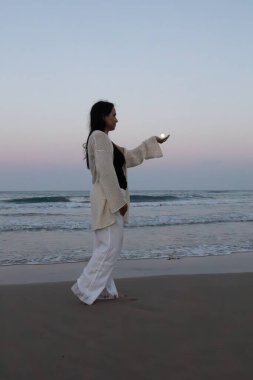 Kumsalda elinde ayı tutan kız..