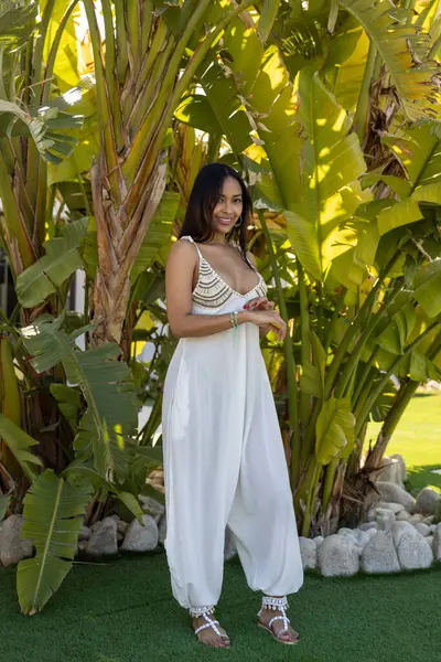 Bahçede poz veren kadın model..