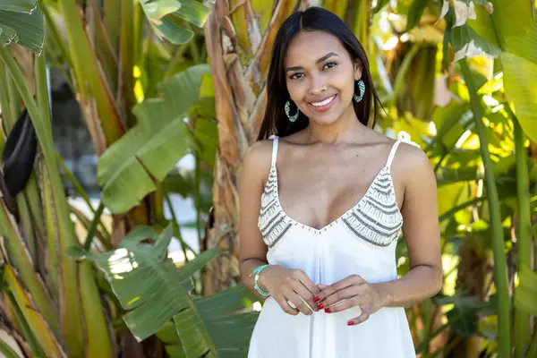 Bahçede poz veren kadın model..