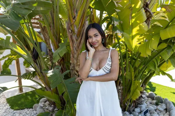 Bahçede poz veren kadın model..