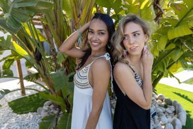 Sarışın ve esmer kız yaz elbiseleri içinde poz veriyor..