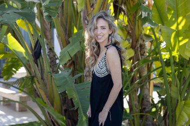 Yazlık kıyafetlerle poz veren sarışın manken..