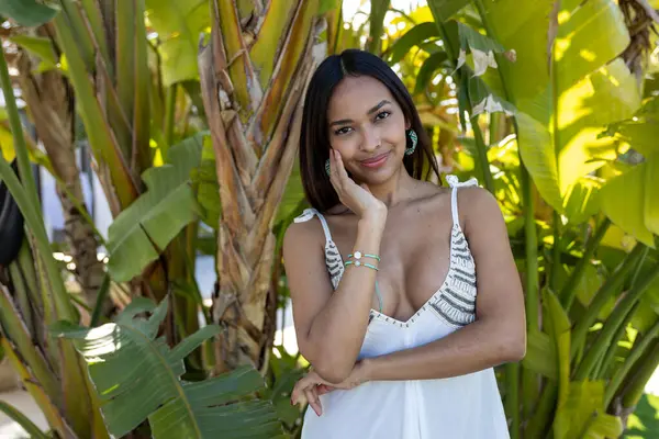 Kolombiyalı manken, bahçede yaz kıyafetleriyle poz veriyor..